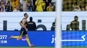Cristiano Ronaldo comemora gol decisivo em partida do Al-Nassr contra o Al-Fateh pelo Campeonato Saudita.