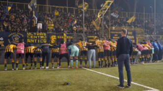 Torcida da Juve Stabia celebrando com jogadores em partida da Série B.