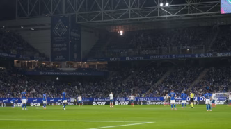 Jogadores de Real Oviedo e Espanyol protestam contra a realização de jogo entre Villarreal e Barcelona em Miami.