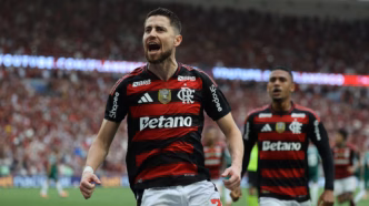 Jorginho comemora gol de pênalti pelo Flamengo em partida contra o Palmeiras.