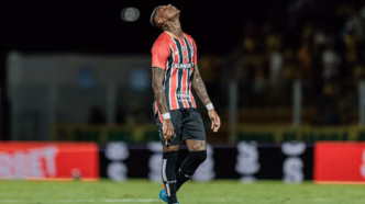 Arboleda, zagueiro do São Paulo, em ação durante a partida contra o Mirassol.