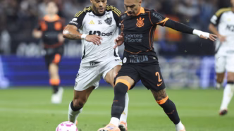 Matheuzinho, lateral do Corinthians, em ação durante partida contra o Atlético-MG pelo Campeonato Brasileiro.