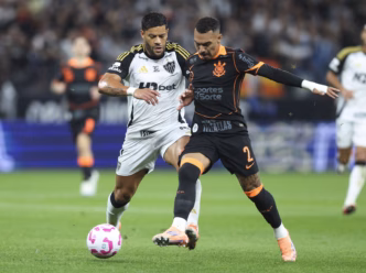 Matheuzinho, lateral do Corinthians, em ação durante partida contra o Atlético-MG pelo Campeonato Brasileiro.