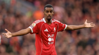 Alexander Isak em campo durante partida do Liverpool contra o Manchester United na Premier League.