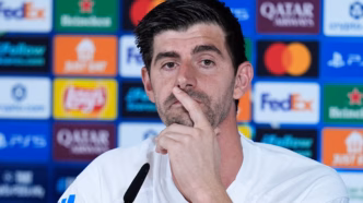 Courtois, goleiro do Real Madrid, visivelmente irritado, em campo.
