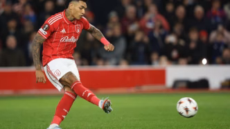 Igor Jesus comemora gol de pênalti pelo Nottingham Forest contra o Porto na Liga Europa.