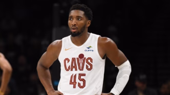 Torcedor invade quadra e se aproxima de Donovan Mitchell em jogo dos Cavaliers