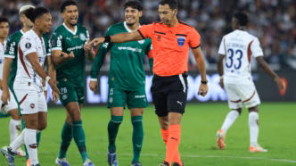 Gustavo Gómez do Palmeiras reclama de pênalti em partida contra a LDU na Libertadores.