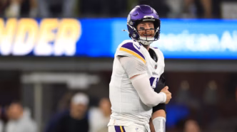 Justin Herbert, quarterback dos Chargers, em ação durante a partida contra os Vikings.