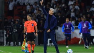 Treinador Tiago Nunes da LDU comemora durante a partida contra o Palmeiras na Libertadores.