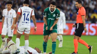 Flaco López, atacante do Palmeiras, em ação durante a partida contra a LDU pela semifinal da Libertadores.