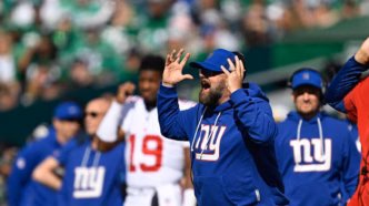 Mike McDaniel, técnico do Miami Dolphins, com expressão concentrada em partida da NFL.