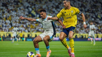 Jogadores do Al-Nassr em campo durante a partida contra o Al-Ittihad pela Copa do Rei Saudita.