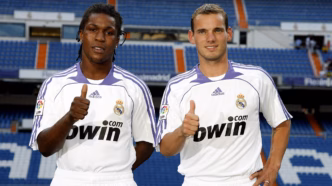 Royston Drenthe em sua apresentação ao Real Madrid ao lado de Wesley Sneijder.