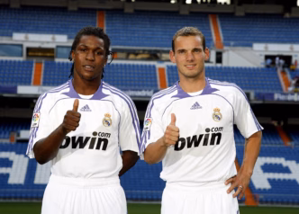 Royston Drenthe em sua apresentação ao Real Madrid ao lado de Wesley Sneijder.