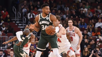 Giannis Antetokounmpo em ação pelo Milwaukee Bucks, astro da temporada atual.