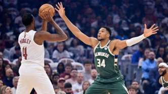 Giannis Antetokounmpo em ação pela equipe do Milwaukee Bucks.