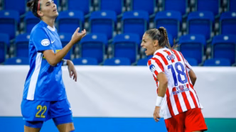 Gio Queiroz com a camisa do Atlético de Madrid durante a Champions League Feminina.