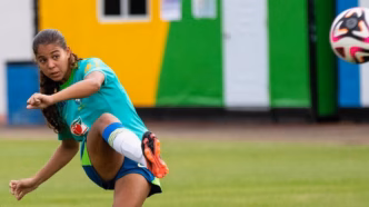 Giovanna Waksman comemorando um gol pela Seleção Brasileira no Mundial Feminino Sub-17.
