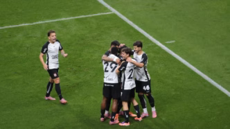 Jogadores do Corinthians comemoram gol contra o Internacional no Beira-Rio, com destaque para Gui Negão.