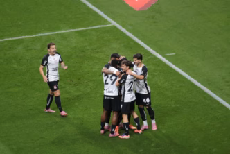 Jogadores do Corinthians comemoram gol contra o Internacional no Beira-Rio, com destaque para Gui Negão.