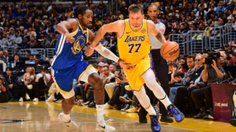 Jogadores do Golden State Warriors e Los Angeles Lakers em quadra na NBA.