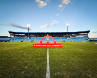 Estádio da Ressacada, casa do Avaí, com arquibancadas vazias.