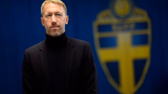 Graham Potter, novo técnico da Suécia, sorri durante apresentação.