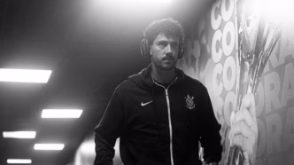 Zagueiro Gustavo Henrique do Corinthians em momento de concentração antes da partida no Beira-Rio.