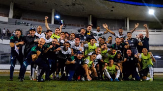 Jogadores do Coritiba comemoram gol em partida da Série B, visando acesso à Série A.