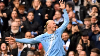 Erling Haaland comemora um gol pelo Manchester City contra o Everton na Premier League.