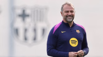 Hansi Flick em treino do Barcelona na véspera de jogo contra Real Madrid
