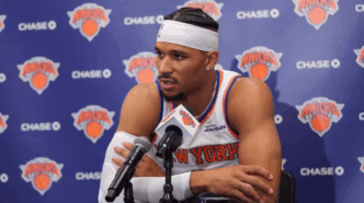 Josh Hart, jogador do New York Knicks, se lesiona e é expulso em jogo de pré-temporada.
