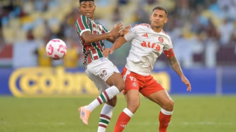 Hércules e Alan Patrick disputam bola em Fluminense x Internacional, pelo Brasileirão.