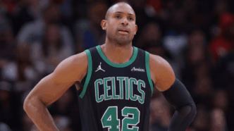 Al Horford arremessando durante um jogo da temporada da NBA.