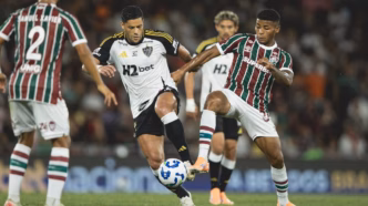 Hulk, atacante do Atlético-MG, em pose pensativa após a derrota.