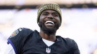 Tyler Huntley em ação com o Baltimore Ravens em jogo da NFL.