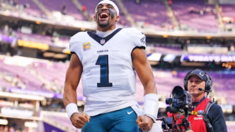 Jalen Hurts em ação com o Philadelphia Eagles, comandando o ataque.