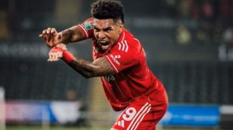 Igor Jesus comemora gol de pênalti pelo Nottingham Forest na Europa League.