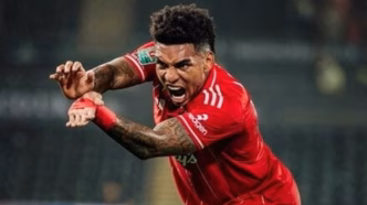 Igor Jesus em ação pelo Nottingham Forest, vestindo a camisa do clube inglês.