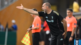 Igor Tudor, técnico da Juventus, em momento de concentração durante uma partida.
