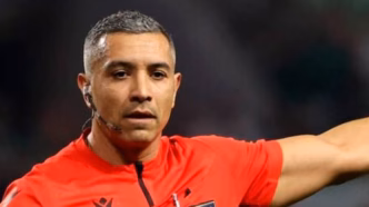 Felipe Fernandes de Lima, árbitro do jogo entre Corinthians e Mirassol, em ação.