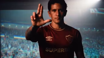 Cano em destaque com a nova camisa grená e dourada do Fluminense.