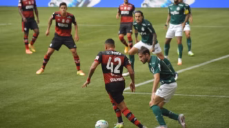 Guilherme Bala, ex-Flamengo, em ação pelo Shabab Al-Ahli na Champions da Ásia.