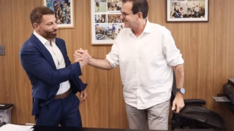Eduardo Paes, prefeito do Rio, e Pedrinho, presidente do Vasco, assinam termo para reforma de São Januário.