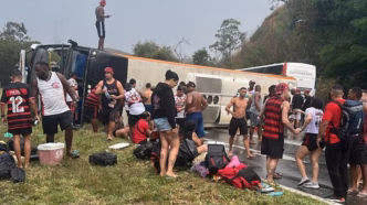 Ônibus com torcedores do Flamengo tombou na Via Dutra em viagem à Argentina.