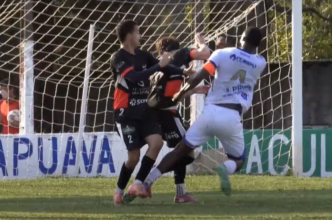 PV (Nacional-PR) agride Diego (Batel) com um soco após injúria racial em partida.