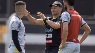 Alex com Rodrigo Rodrigues e Giraldo em treino do Operário-PR.