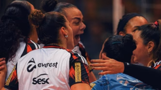 Sesc Flamengo comemora vitória contra Tijuca no Campeonato Carioca de Vôlei