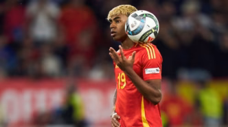 Lamine Yamal, jogador da Espanha, em ação em campo.